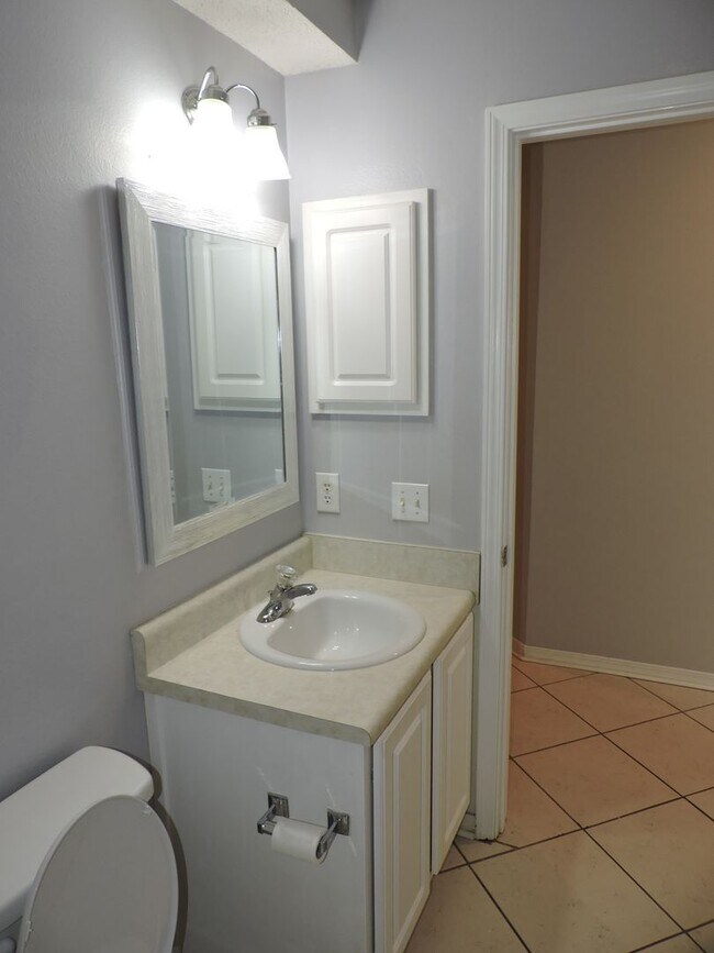 Building Photo - Easy access to interstate, shopping & hosp...