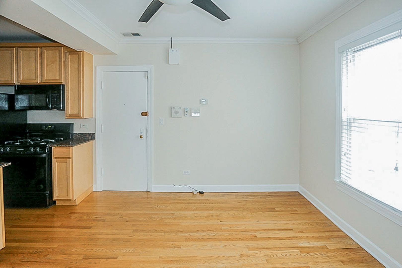 Building Photo - 626 W Roscoe St