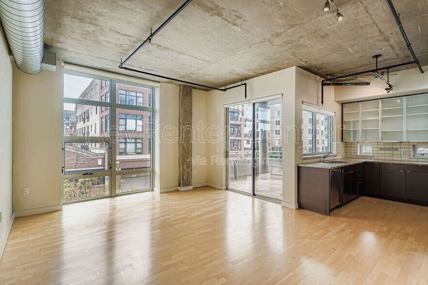 Building Photo - 2229 Blake St