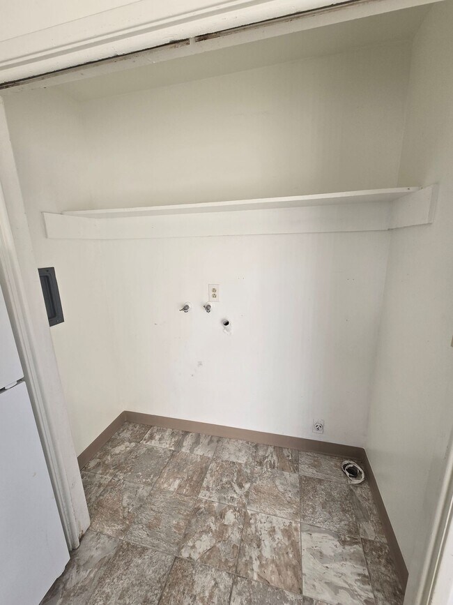 Building Photo - Charming 2 Bedroom/1 bathroom home