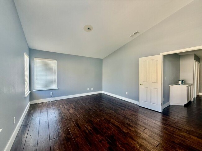 Building Photo - EPIC REA - Fully Renovated 5BR/3BA Home in...