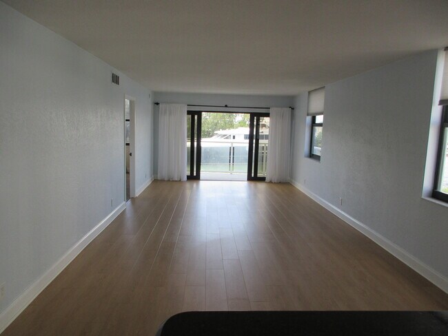 Building Photo - 1401 N Riverside Dr