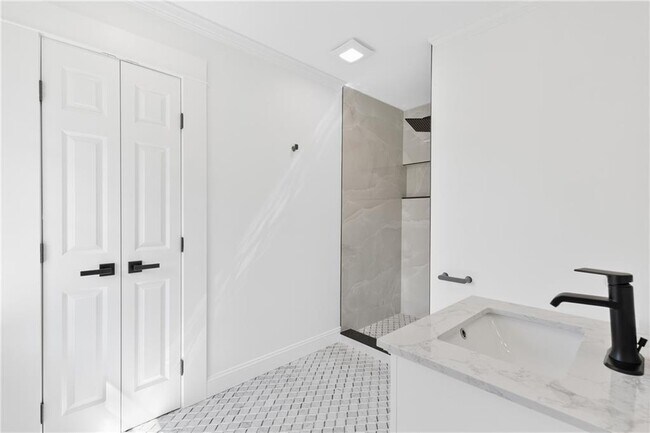Building Photo - 1296 Hilton Dr