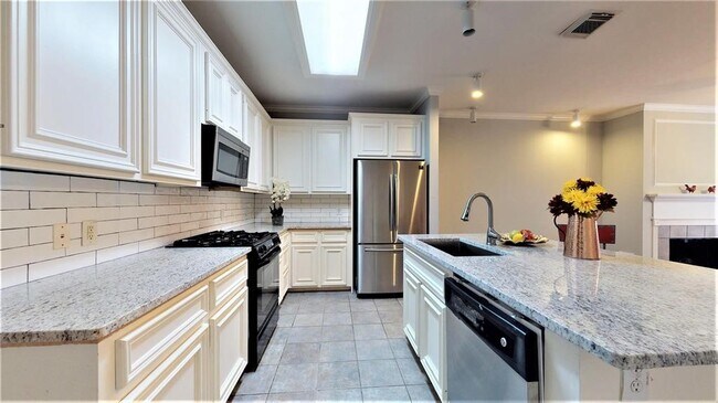 Building Photo - 2104 Gillette St