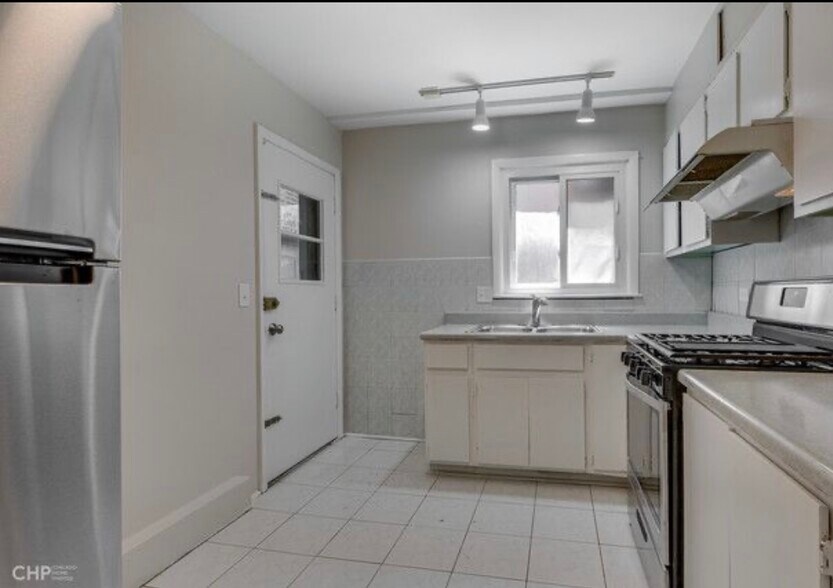 Kitchen - 6970 N Ashland Ave