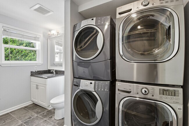 Building Photo - 3bd/2.5ba Bellevue Home