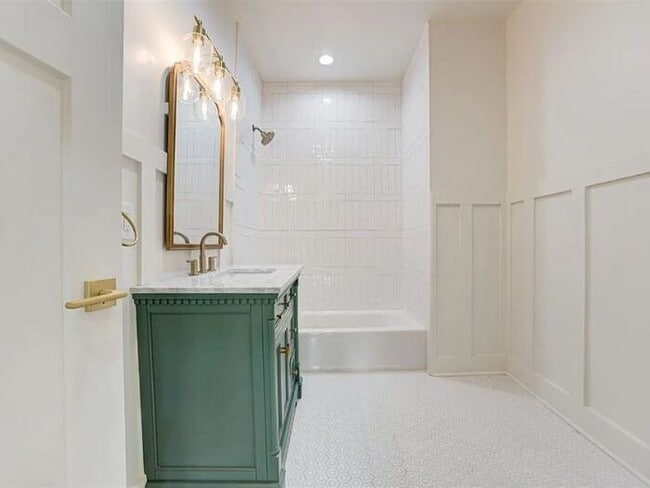 Building Photo - 213 NE 14th St