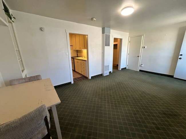 Building Photo - 821 W Main St