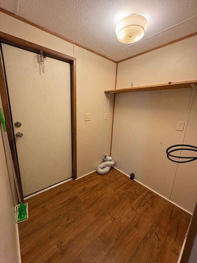 Building Photo - Spacious three bedroom, two bath singlewid...