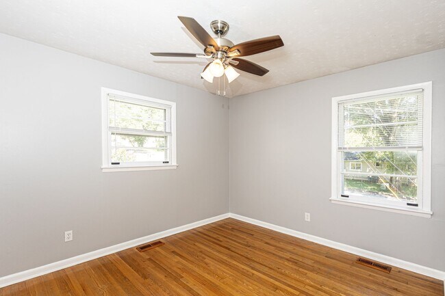 Building Photo - Charming 2-Bed, 1-Bath House in Prime Sout...