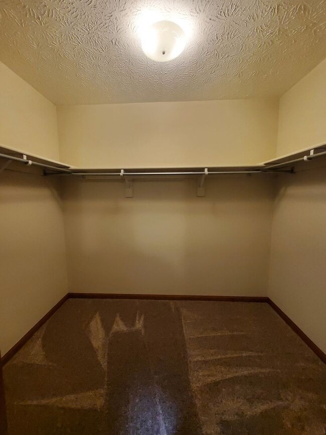 Building Photo - 3-bedroom 2 Full Bath Ranch Home