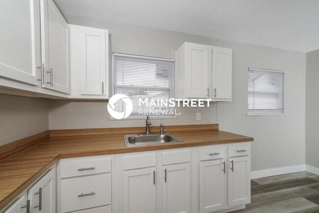 Building Photo - 3 Bedroom Pet-Friendly Home in LOUISVILLE, KY with Main Street Renewal