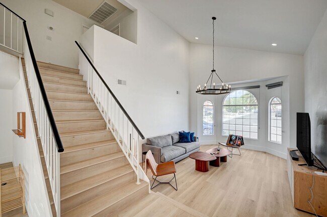 Building Photo - Furnished 4 bedroom home in the Lakes!