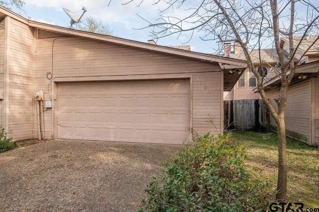 Building Photo - 5827 Hollytree Dr