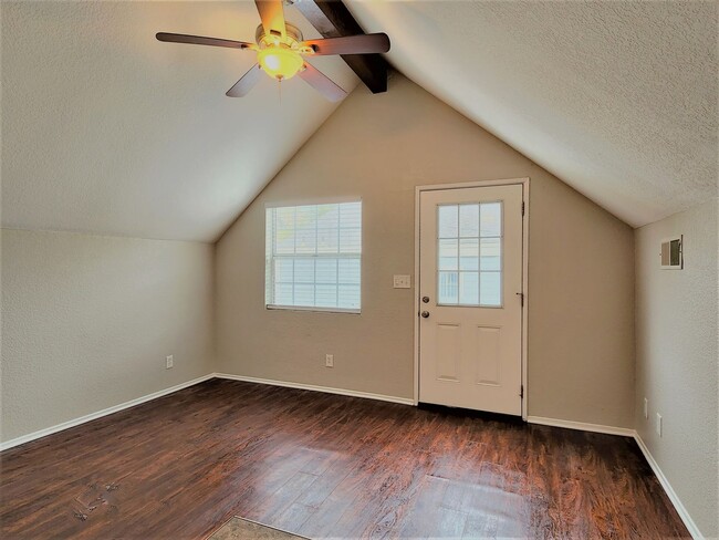 Building Photo - Lake Elsinore, 1 BR, 1 BA, Upstrs Apartmen...