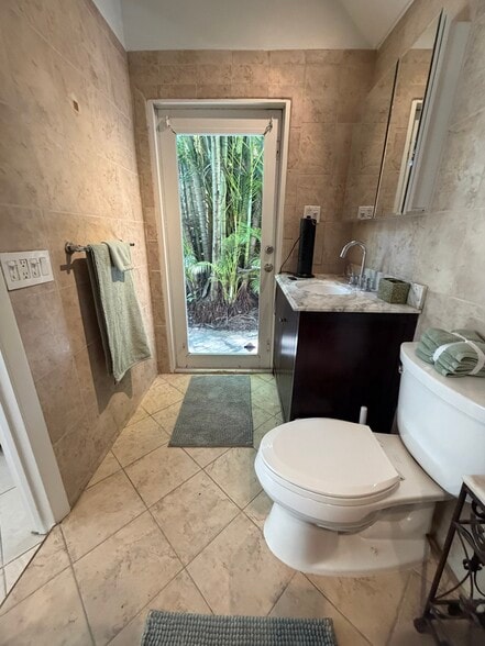 Full bath - 2539 Swanson Ave