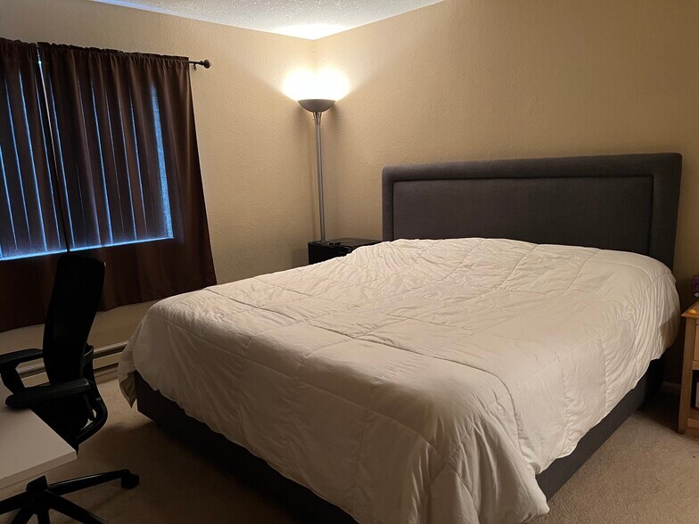 Master bedroom (furnished) - 880 E Fremont Ave