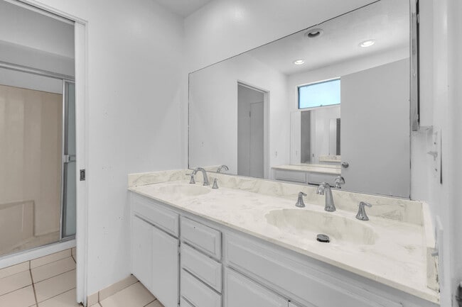 Building Photo - 53780 Avenida Diaz