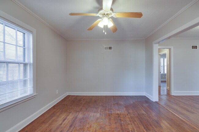 Building Photo - 950 Parkhaven Ln