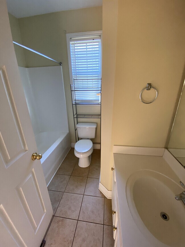 Building Photo - 208 Summergrass Dr