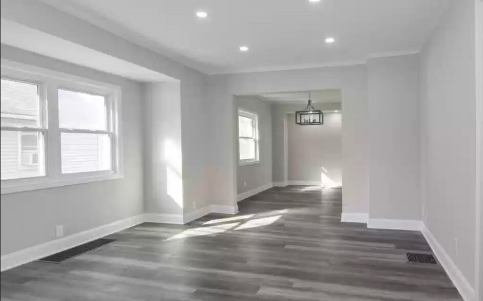 Building Photo - 14744 Athens Ave