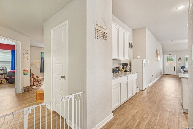 Building Photo - 633 Oleander Crk