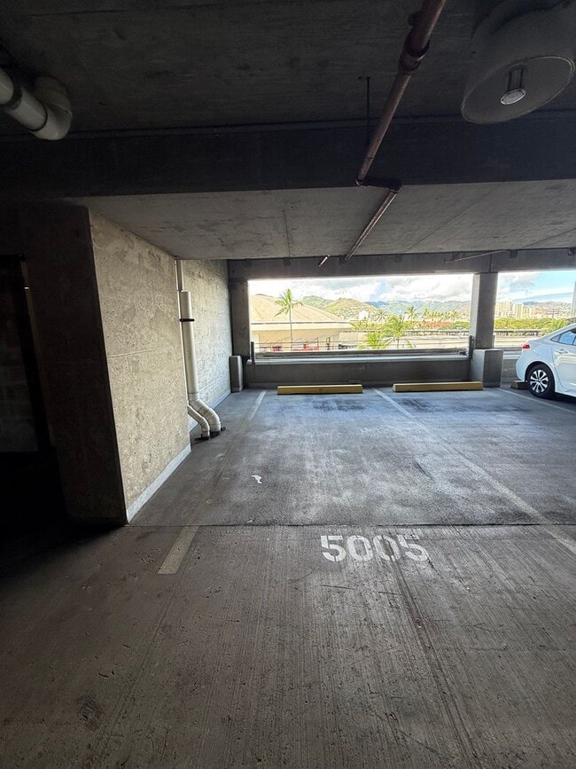 Building Photo - Great Location! 1/1/1 with beautiful mount...