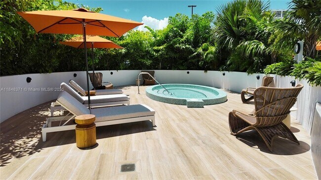 Building Photo - 700 NE 24th St