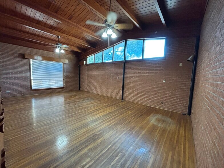 Cathedral ceilings throughout - 1010 N Cutting Ave