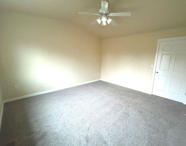 Building Photo - BEAUTIFUL TOWNHOME LOCATED IN REDMOND!