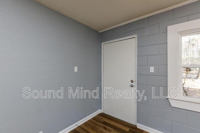 Building Photo - 717 Woodland Rd