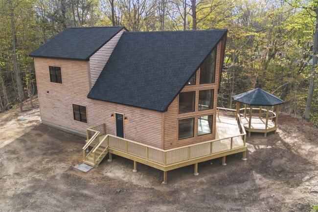 Building Photo - 8498 E Lake Rd