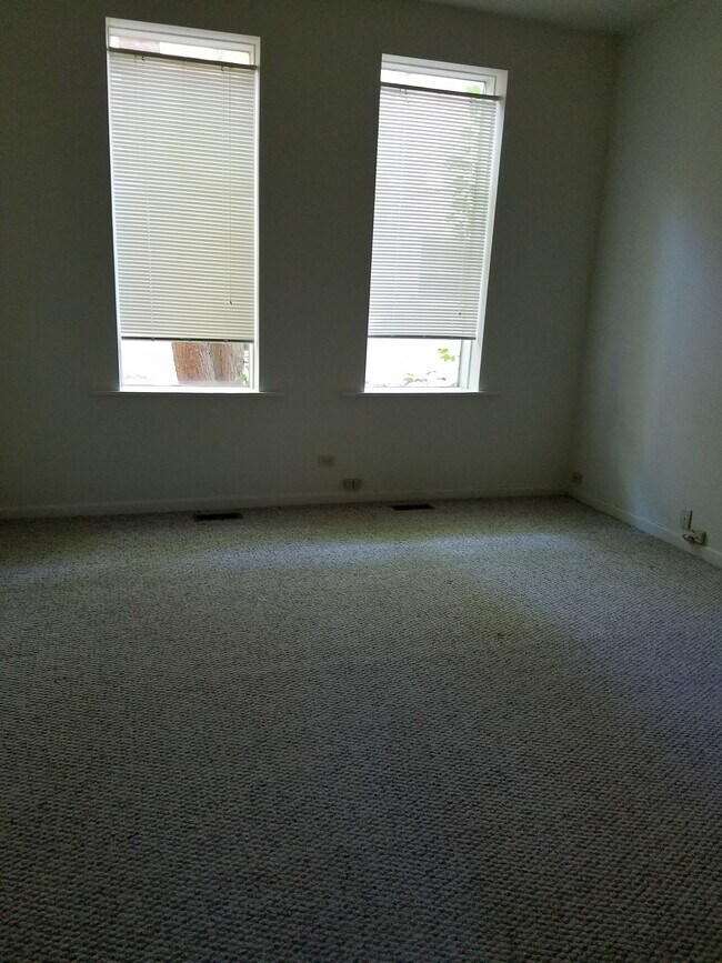 Queen bedroom - 2128 W Evergreen Ave