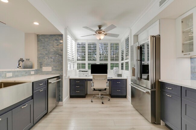 Building Photo - 515 Bay Colony Dr N