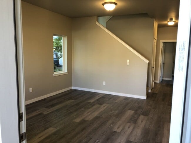 Building Photo - 5 Bedroom, 2.5 Baths Home for Rent, Available in September