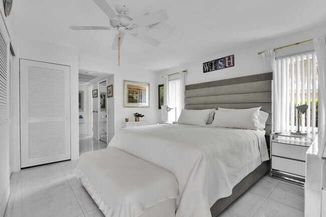 Building Photo - 450 French Royale Cir