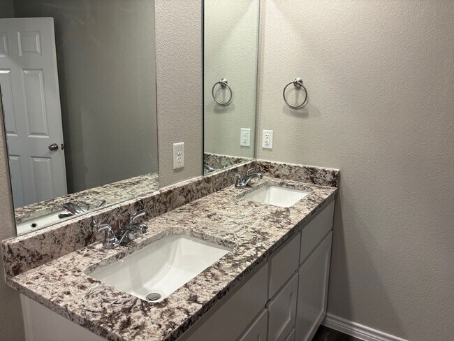 Building Photo - 2109 Wildewood Dr
