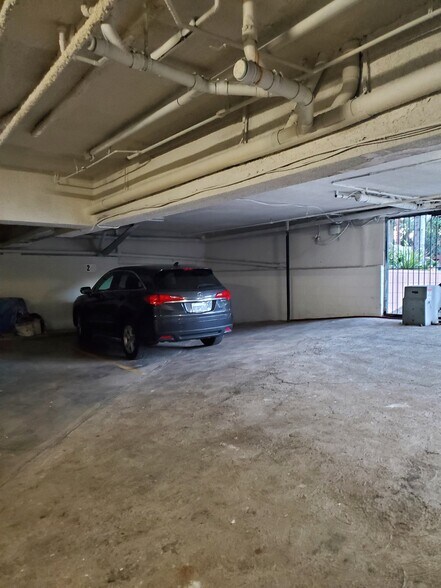 Side-by-Side Parking - 6199 Canterbury Dr