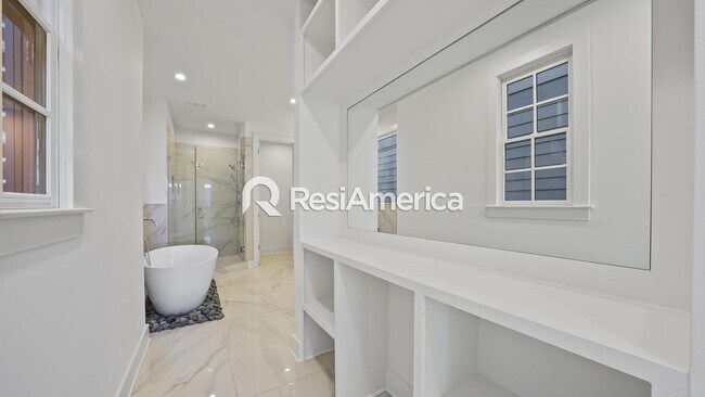 Building Photo - 2024 Construction - Modern 4 bedroom home in Downtown Memphis!!