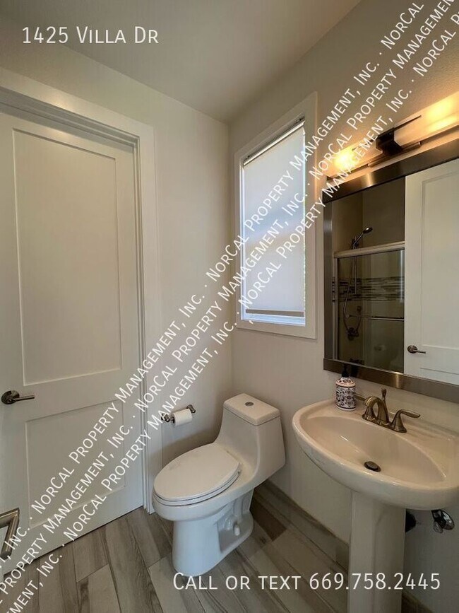Building Photo - 1425 Villa Dr