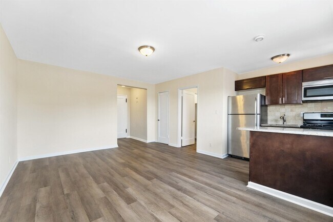 Building Photo - 210 Woodcliff Ave