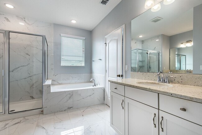 Building Photo - PRATICALLY BRAND NEW HOME IN GATED COMMUNITY!