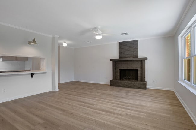 Building Photo - 301 Kingston Dr