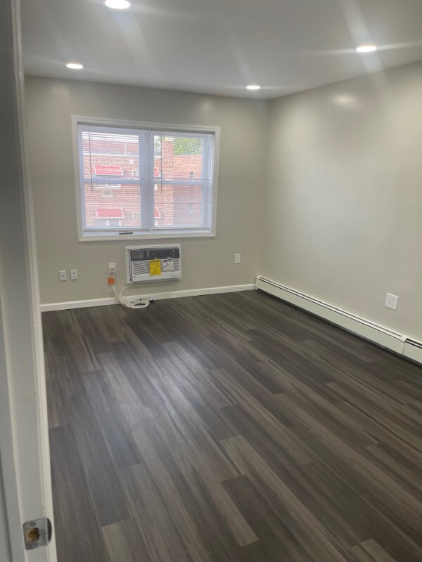 Building Photo - 825 Ashford St