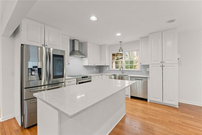 Building Photo - 4540 Club Valley Dr NE