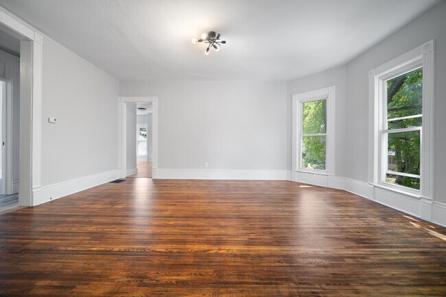 Building Photo - 1101 N Oak St