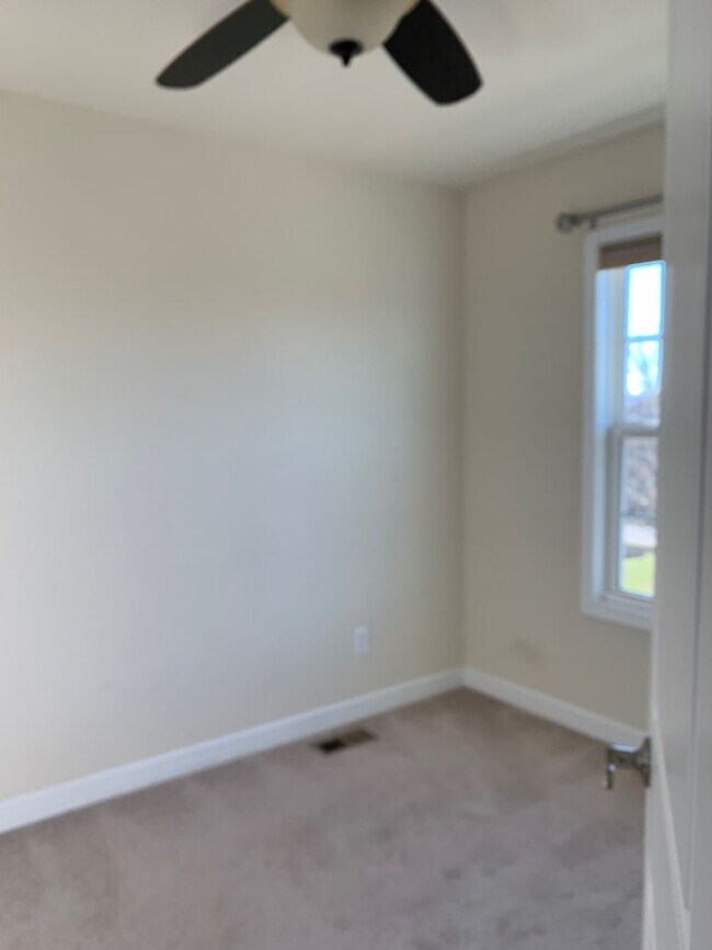 Building Photo - 3 Bedroom 2.5 Bath Townhouse 1 Car Garage