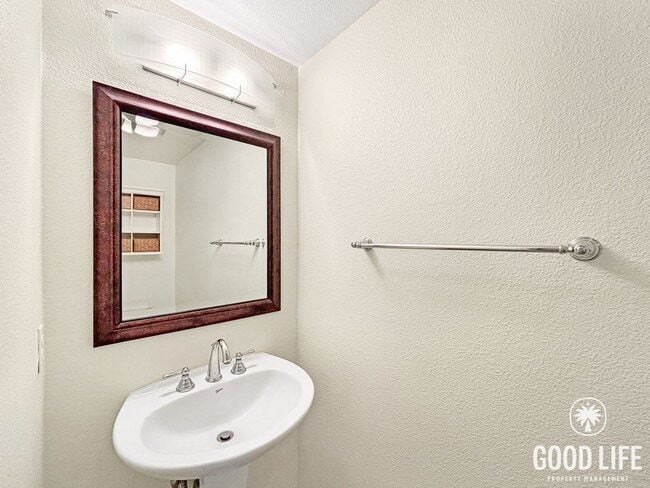 Building Photo - Beautiful 2BD/2.5BA Condo in Bankers Hill W/ W/D, A/C, Patio Area and Community Gym!