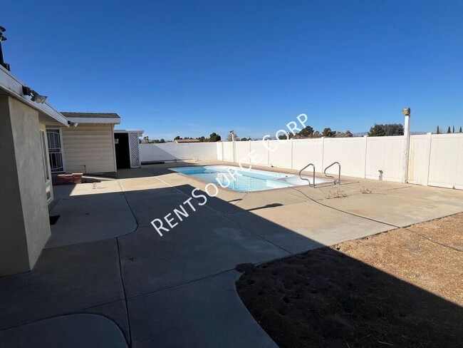 Building Photo - 3 Bedroom + Large Addition + Pool - Ranch ...