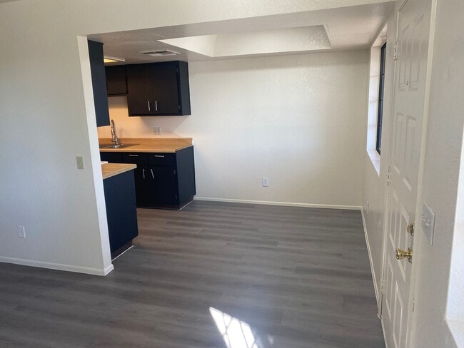 Building Photo - 2 bed 1 bath for under $1000